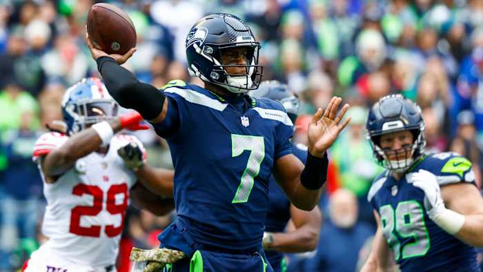 Geno Smith throws football.